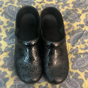 DANSKO embossed gray/black swirl